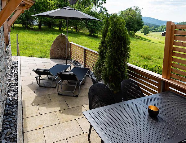 Terrasse mit Liegestühlen in der Chalet-Suite